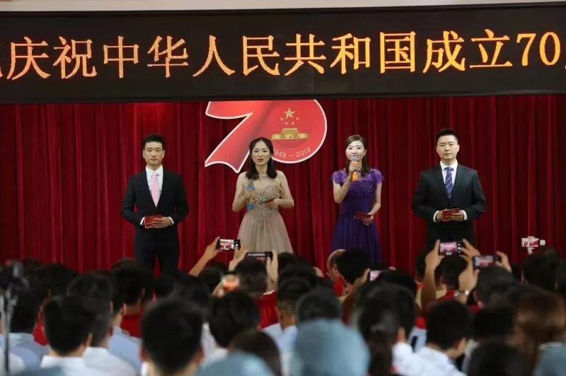 在万峰林赏最早油菜花 共赴一场温暖的“冬日雅宴”